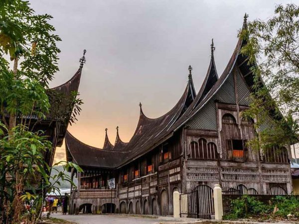 PAKET EXPLORE SERIBU RUMAH GADANG 4D3N