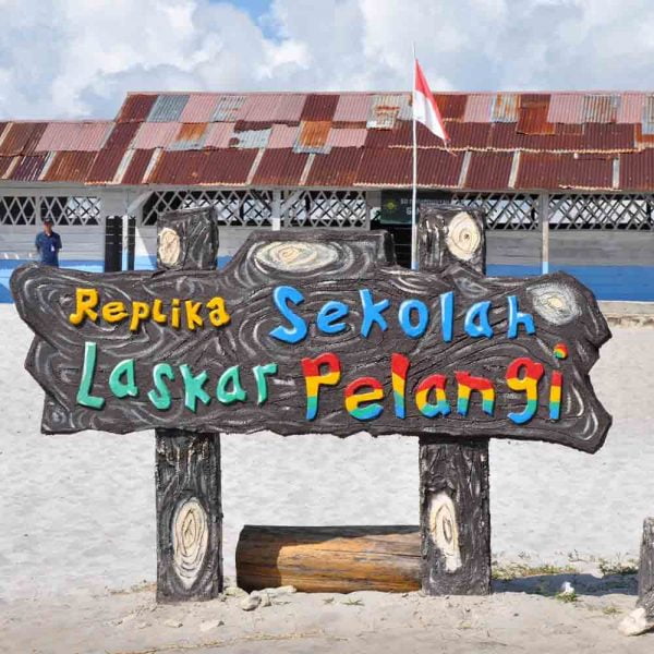 replika sekolah laskar pelangi